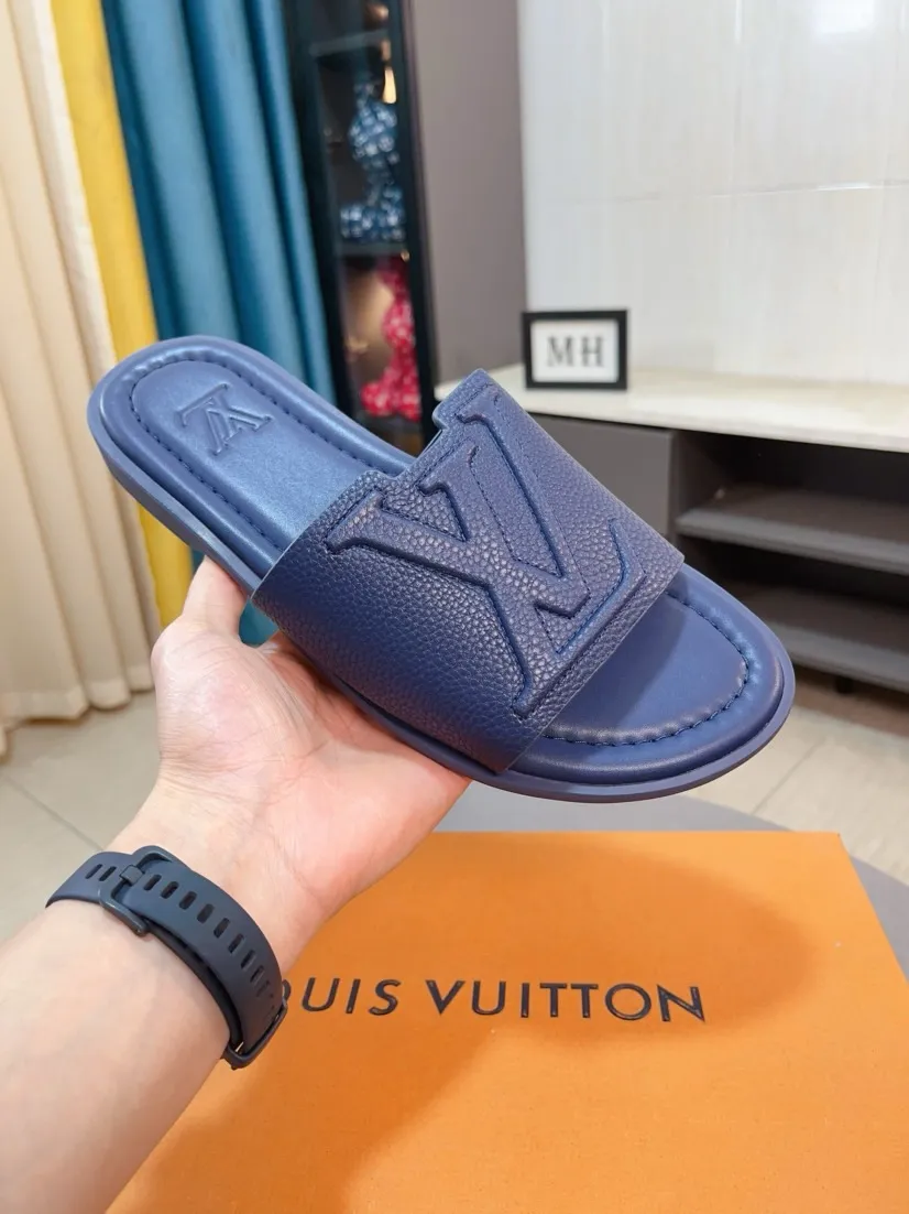 Men's shoes 💰300🌸🌸LV Ordinary men's spring and summer slippers, uppers imported from Italy, cowhide fabric, logo graphics, high-quality craftsmanship, soles: original soles specially provided by the original factory, exclusive movable molded soles super comfortable, original factory single goods, 🔍🔍high quality, you can enter and exit the counter at will, welcome to compare, size 38-45